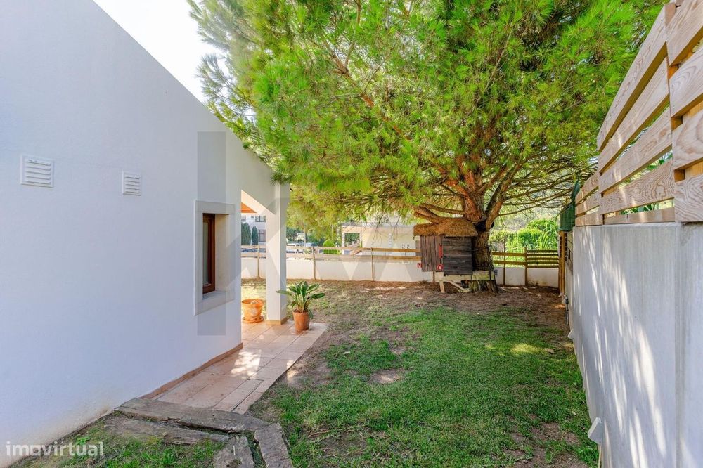 Moradia T4+1 com piscina, jardim amplo e garagem | Barcarena