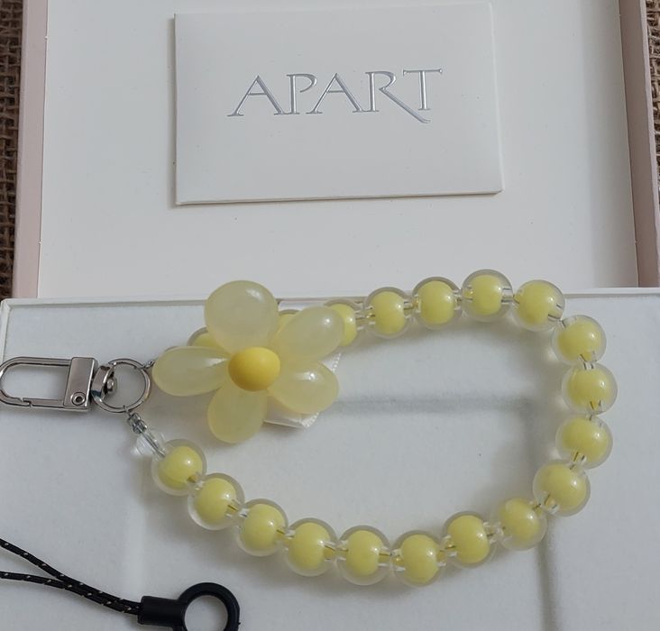 Żółty brelok z kulkami i kwiatkiem