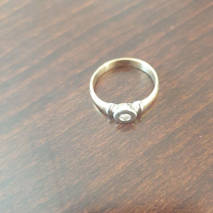 Pierścionek z brylantem