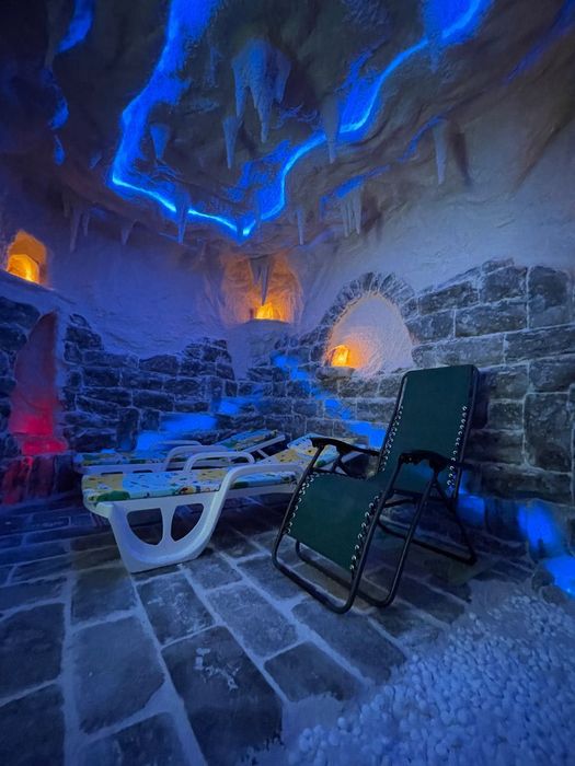 Будинок 2 входи з функціональним цоколем, Басейн та гостевою будівлею