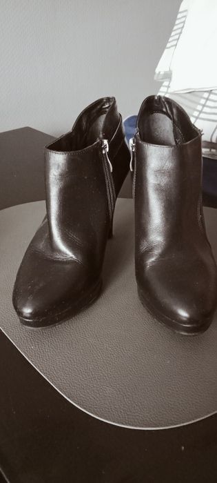 Czarne szpilki zabudowane