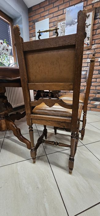 Zestaw mebli: rozkladany owalny stół + 6 krzeseł elektrycznych