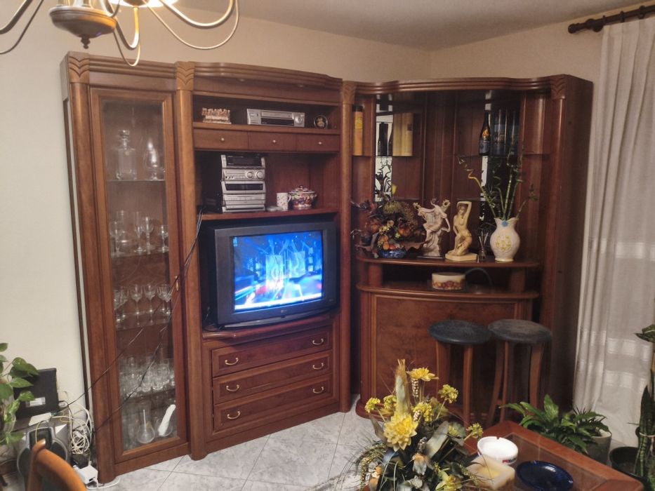 Conjunto Sala- mesa e cadeiras, louceiro, estante, aparador e bar
