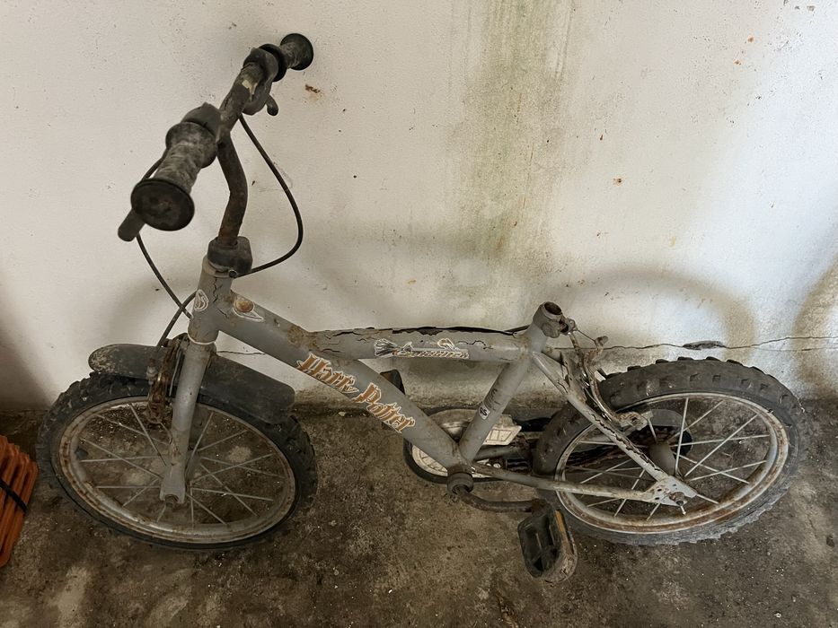 Bicicleta de criança, precisa de arranjos.