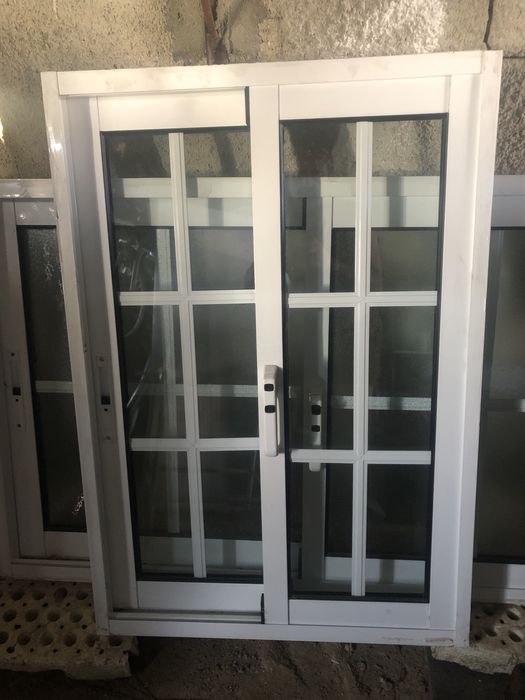 Janelas em alumínio lacado branco