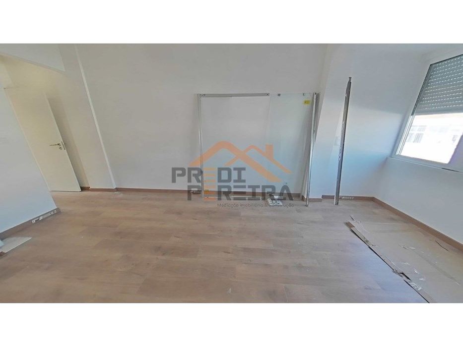 Apartamento T3 totalmente remodelado - Santo António dos Cavaleiros...