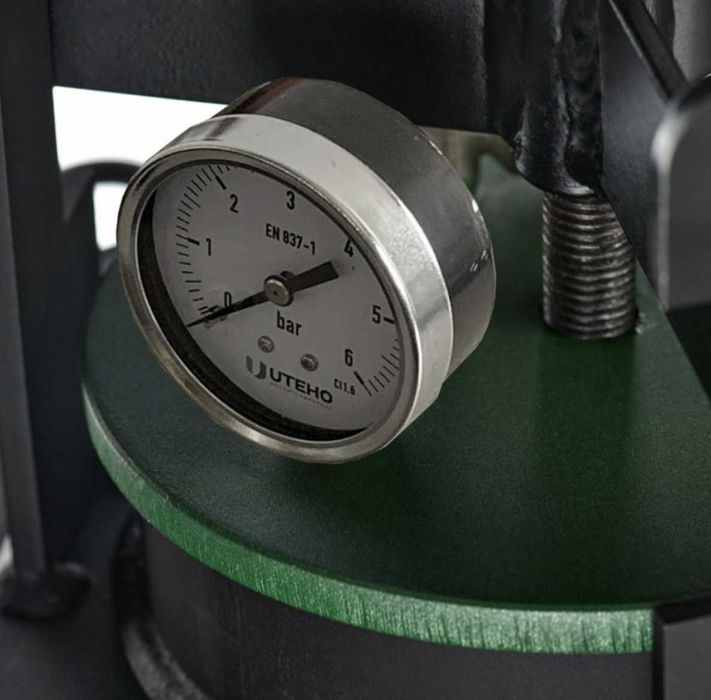 Автоклав УНІВЕРСАЛЬНИЙ фірми УТЕХОз гвинтовою фіксацією на 24 банки0,5