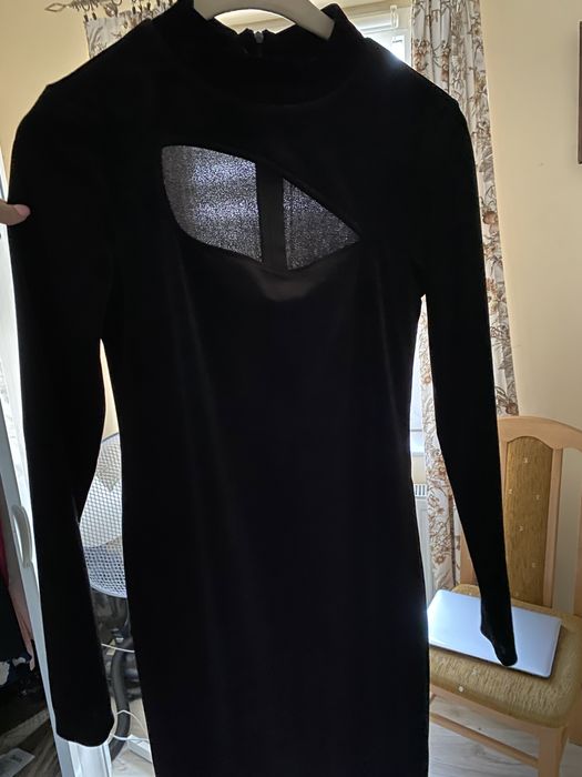 Sukienka czarna przypasowana