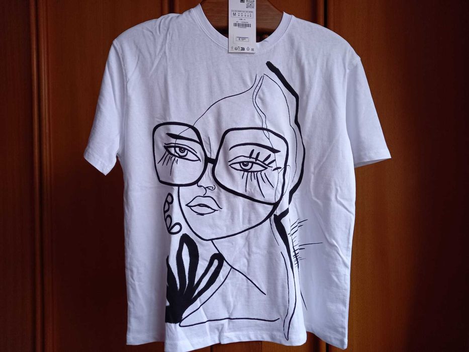 (NOVO C/ ETIQUETA, PORTES GRÁTIS) T-Shirt com Bordado de Rapariga (M)