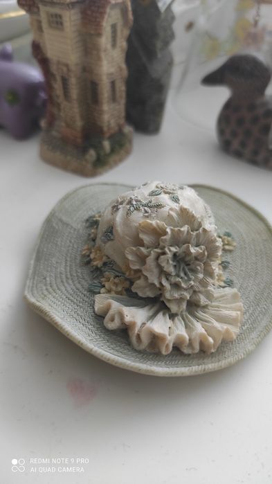 Керамічний вінтажний капелюшок.