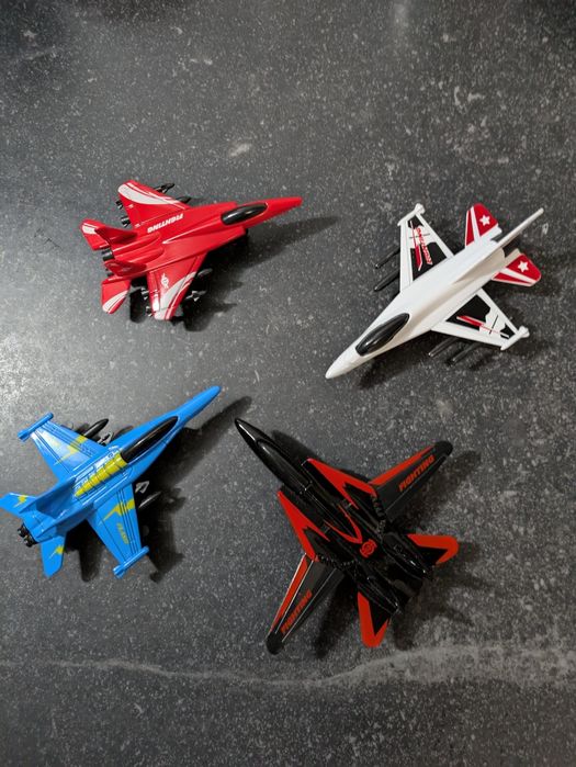 Набір літаків-винищувачів. Новий