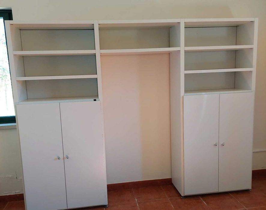 Duas Estantes e Mesa metálica com vidro temperado