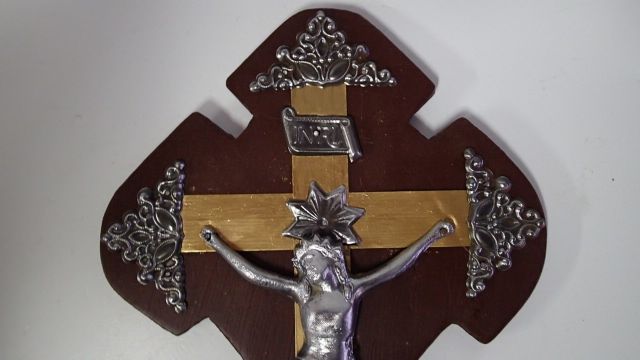 Crucifixo antigo em metal e madeira