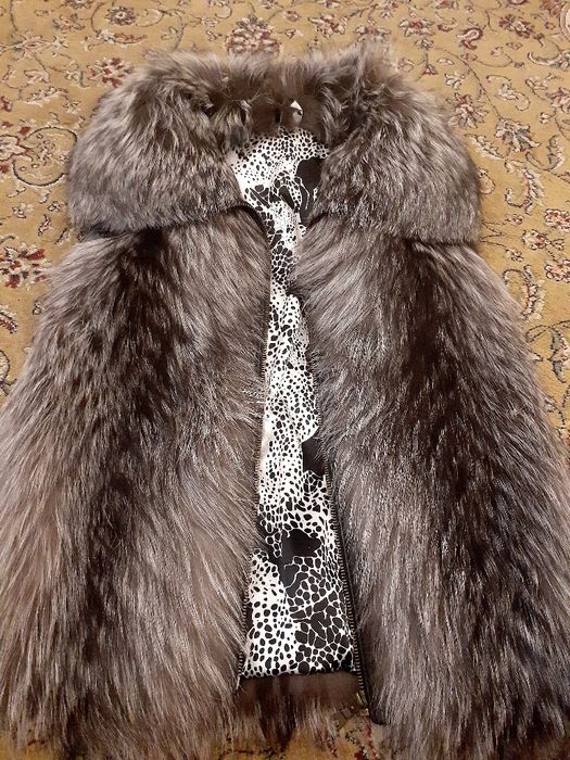 Жилетка на молнии с натурального меха