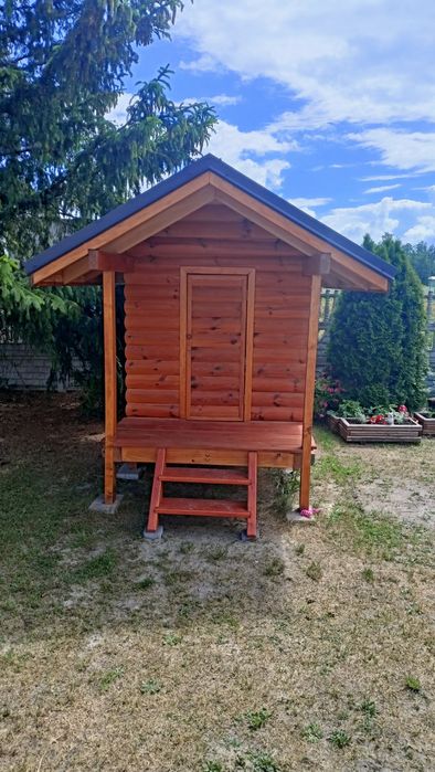 Domek drewniany dla dzieci. Plac zabaw
