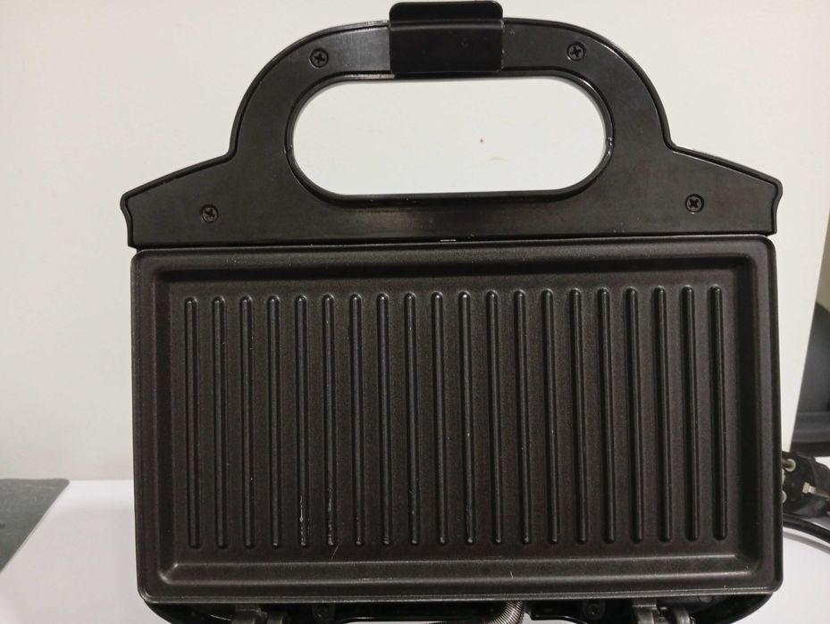 Sanduicheira usada Moulinex tipo prensa, em bom estado.