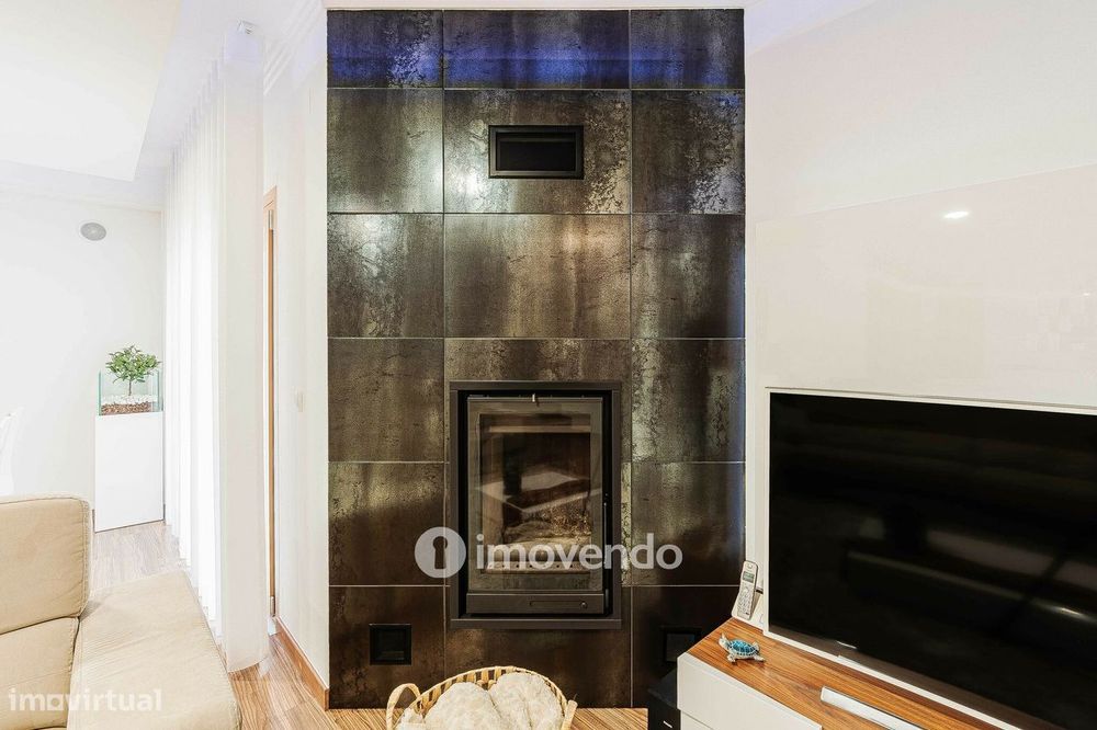 Moradia T3 com garagem, num condomínio com piscina, em Bucelas