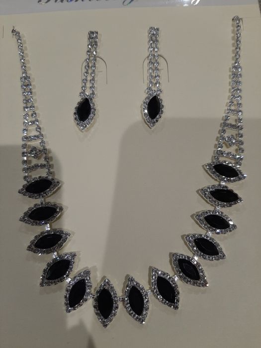 Conjunto colar / fio e brincos de brilhantes pretos