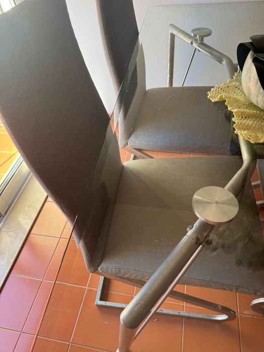Linda mesa de vidro com 4 cadeiras