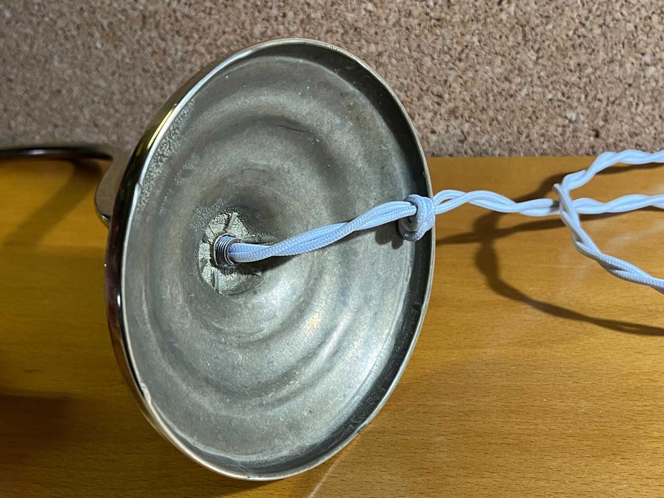 Candeeiro de latão antigo com interruptor no casquilho