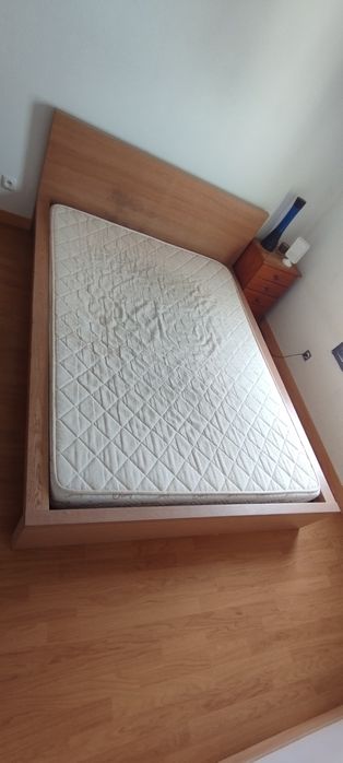 Cama de casal com colchão e estrado.