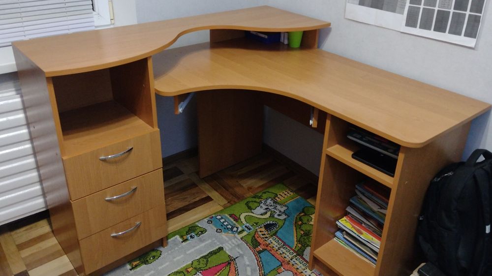 Стіл письмовий. Парта. Комп'ютерний стіл