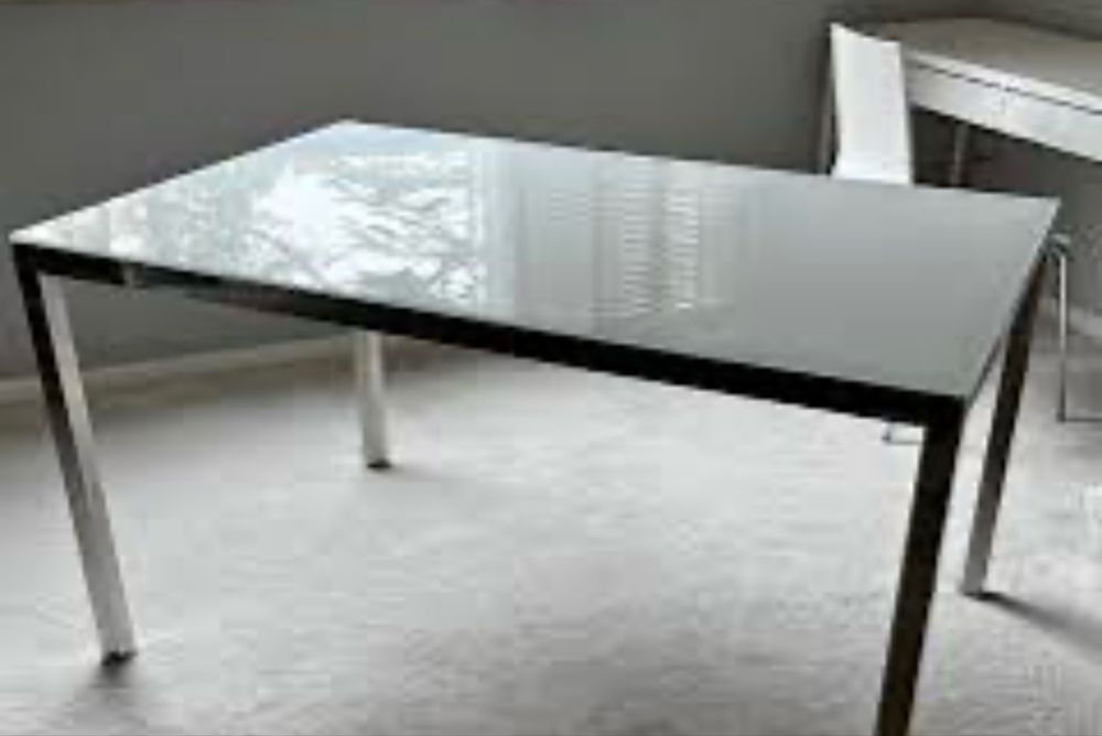 mesa em metal com vidro