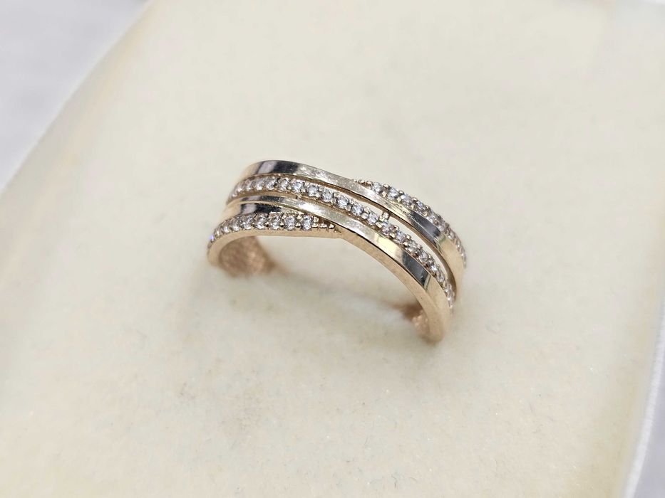 Złoty pierścionek obrączkowy szerszy z cyrkoniami PR 585