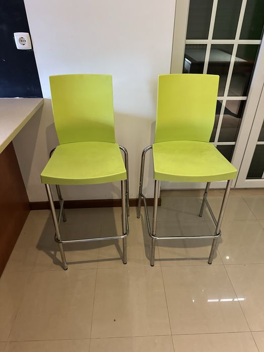 Conjunto de 6 cadeiras e 2 bancos altos