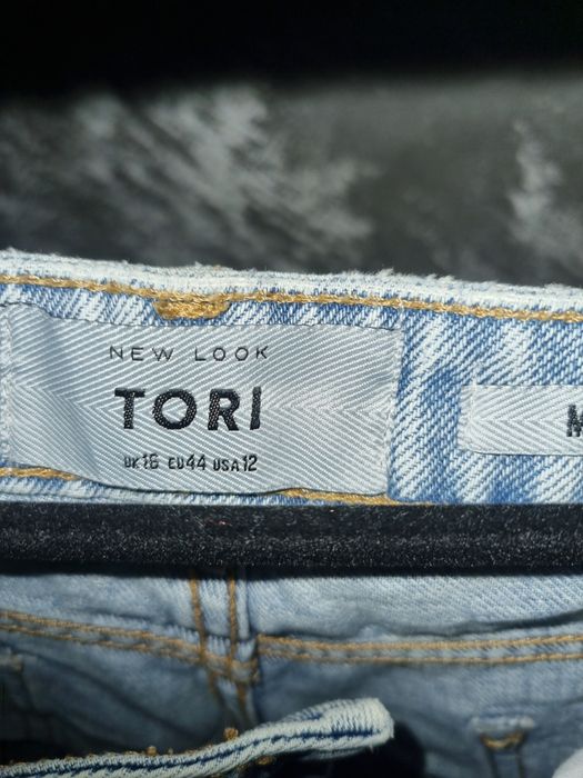 Super dżinsy z rozdarciami haftowanymi kwiatami.