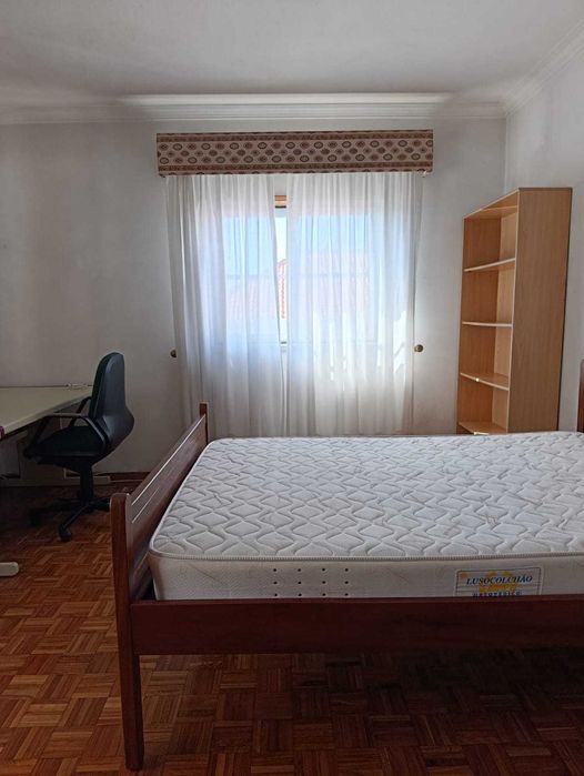 Quarto - Arrenda-se a estudante
