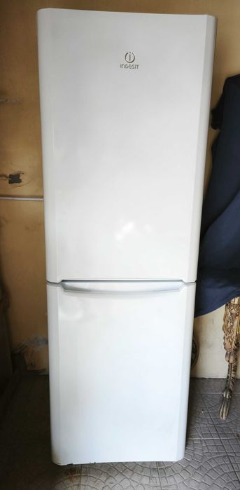 Frigorifico, marca Indesit, em estado razoavel