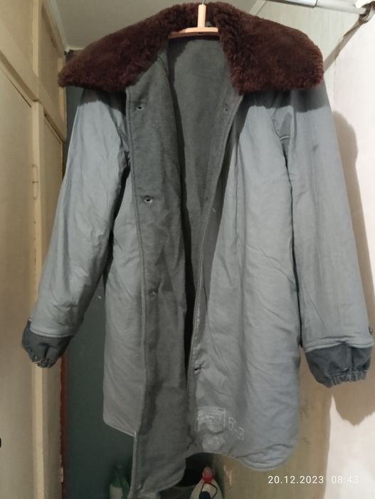 Бушлат демисезонный черного цвета длинный.