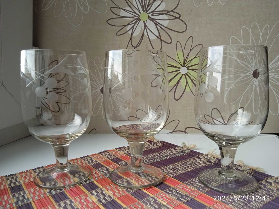Рюмки, бокалы, стопки.