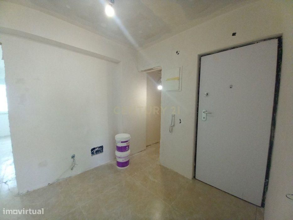 T2 Totalmente Remodelado no Carregado – Cozinha Equipada e Excelente A
