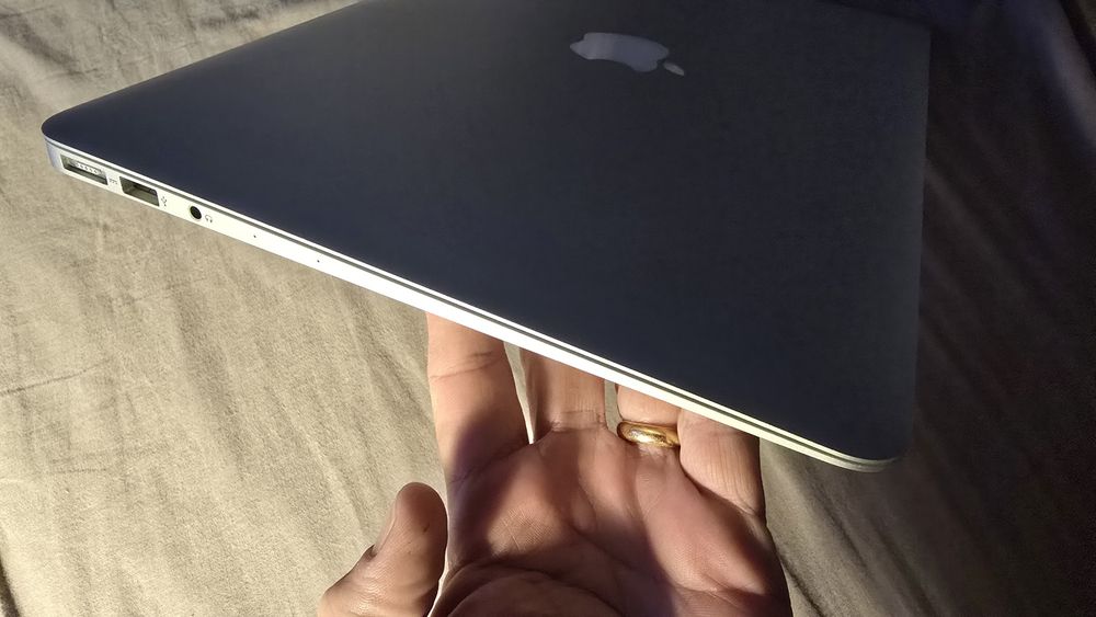 Macbook Air 13" Core i5, 8GB 128GB