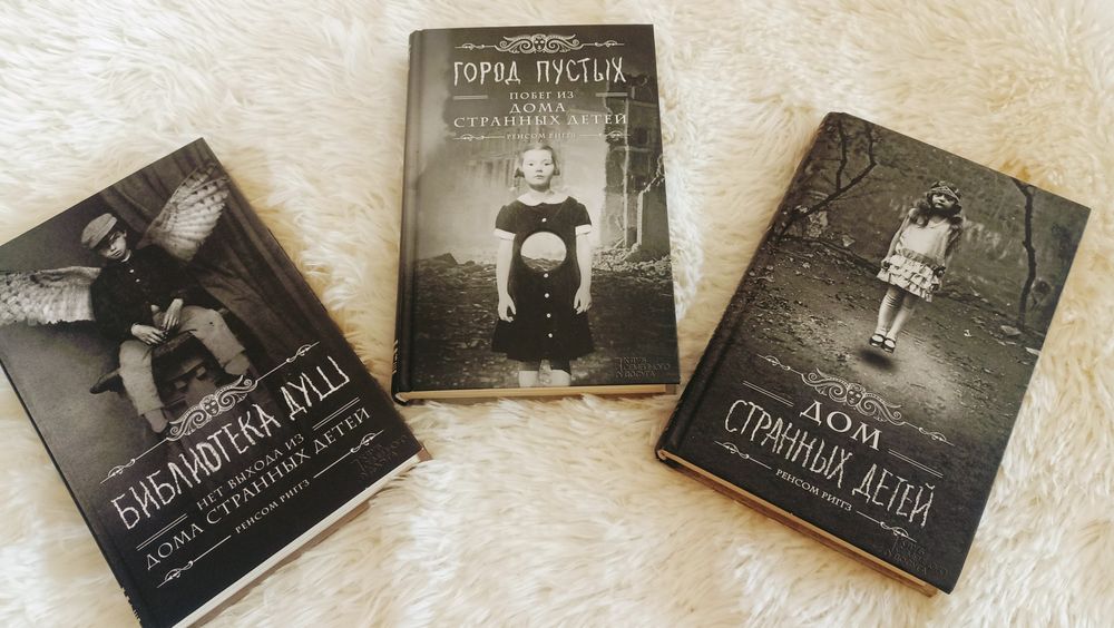 Книги. Як класика так і сучасні.