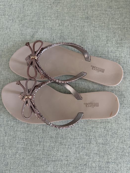 Damskie japonki marki Melissa – model Harmonic Elements w kolorze Rose Gold / Nude