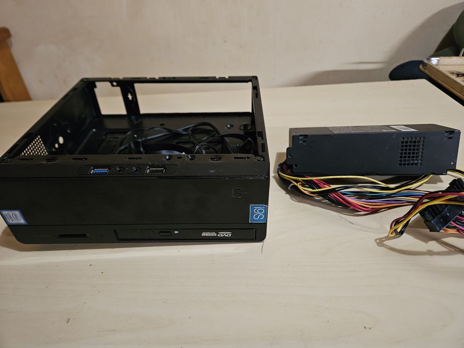 Fonte de alimentação e caixa mini ATX .