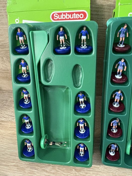 zestaw to kultowa gra planszowa w piłkę nożną Subbuteo