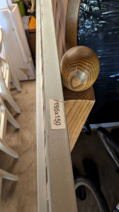 Cama casal em madeira maciça + 2 mesas de cabeceira