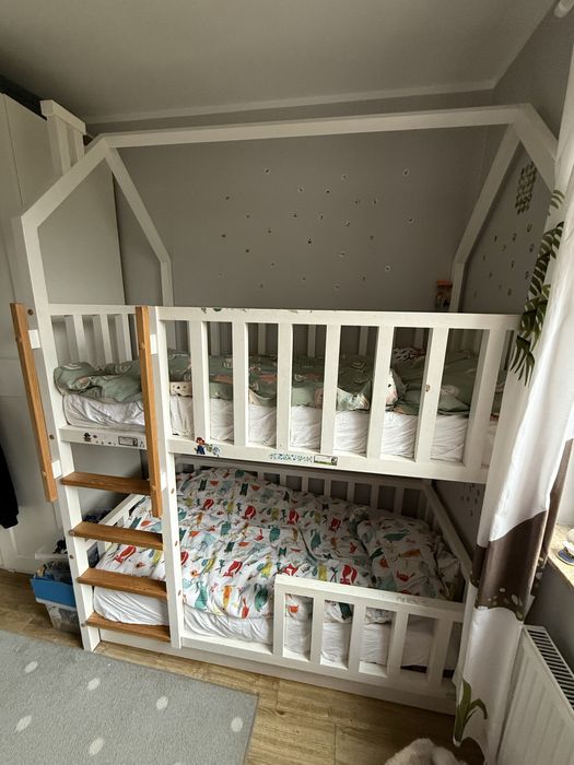 Drewniane łóżko piętrowe domek + dwa materace