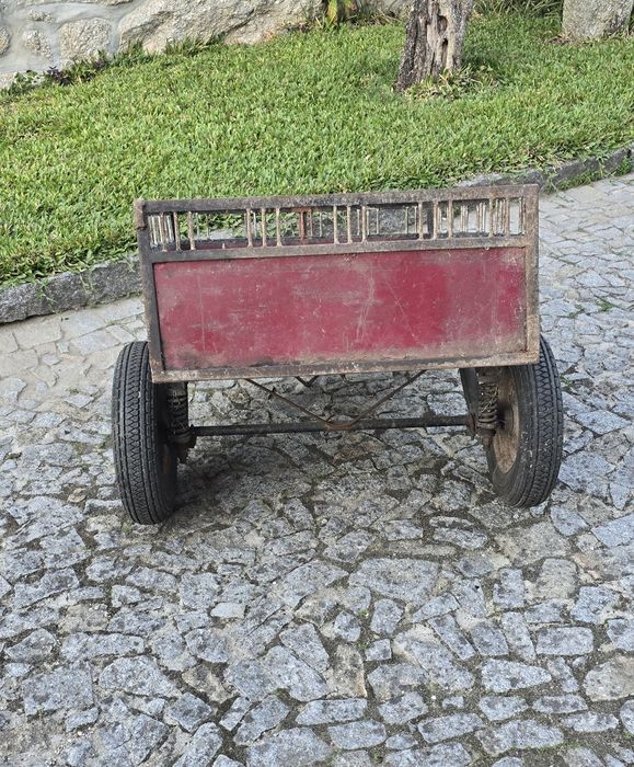 Reboque em ferro com rodas