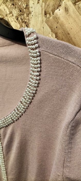 Casaco de malha com aplicação de perolas