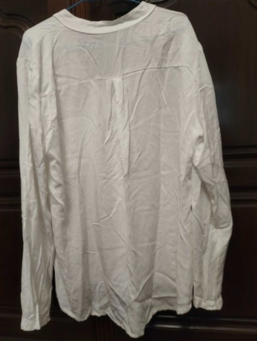 Blusa branca com bolso