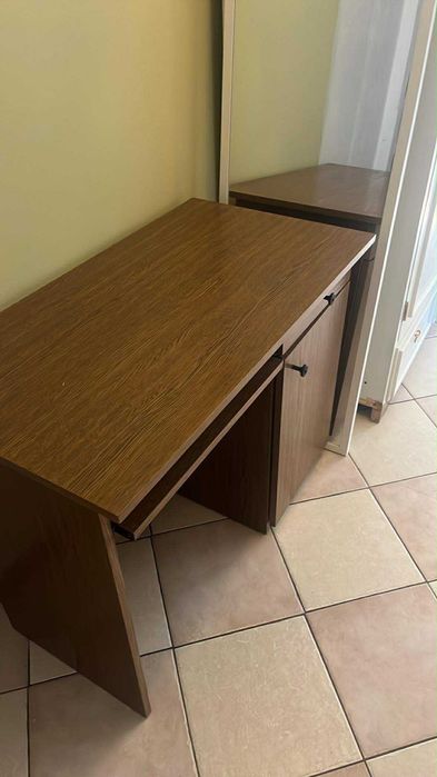 Biurko z ciemnego drewna