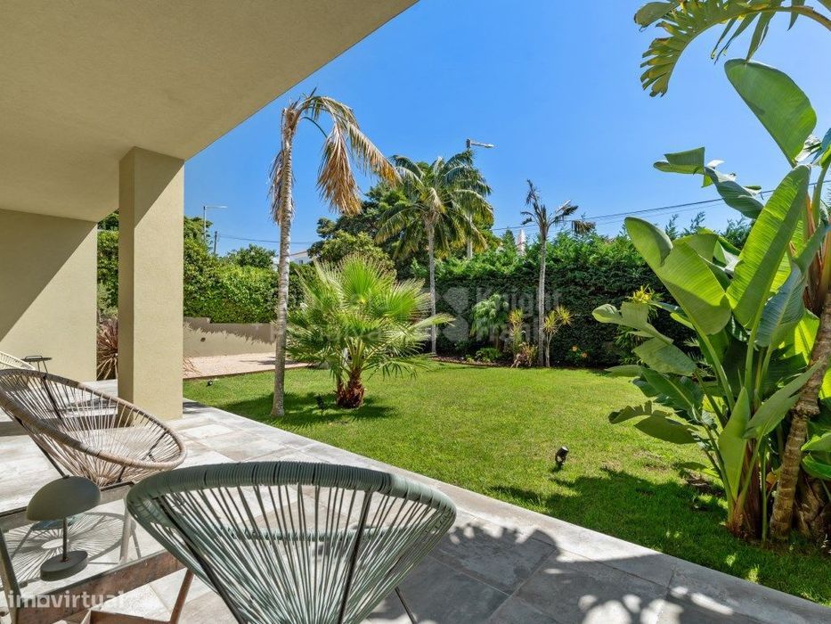 Moradia T4 com piscina para venda no Estoril