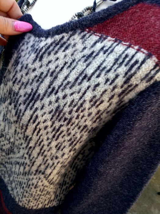 piękny płaszczyk sweterek łączone kolory i wzory