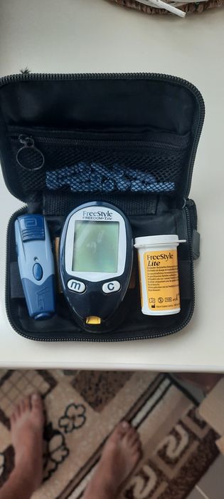 Глюкометр для вимірювання цукру в крові.