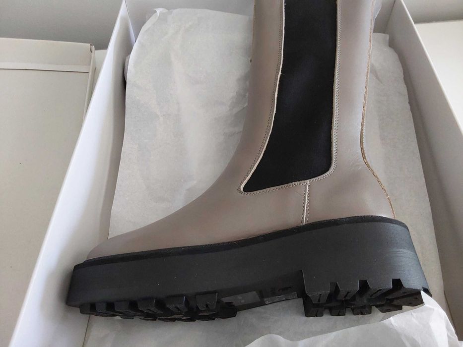 Botas de pele cinzentass novas.